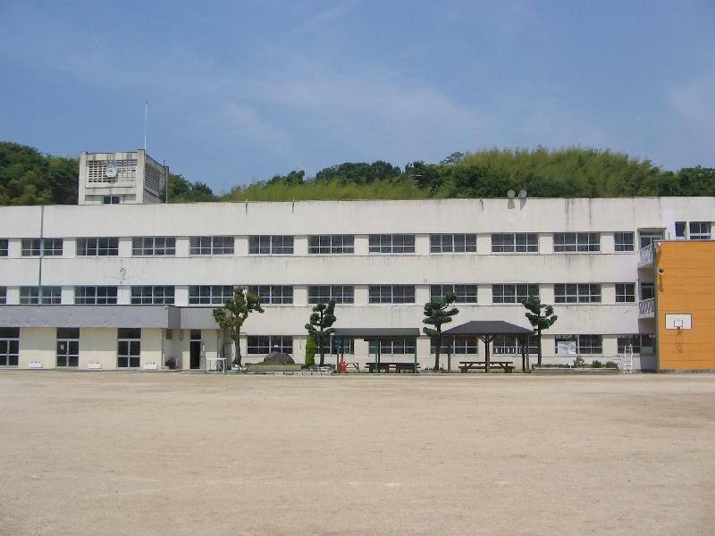 槇尾中学校校舎